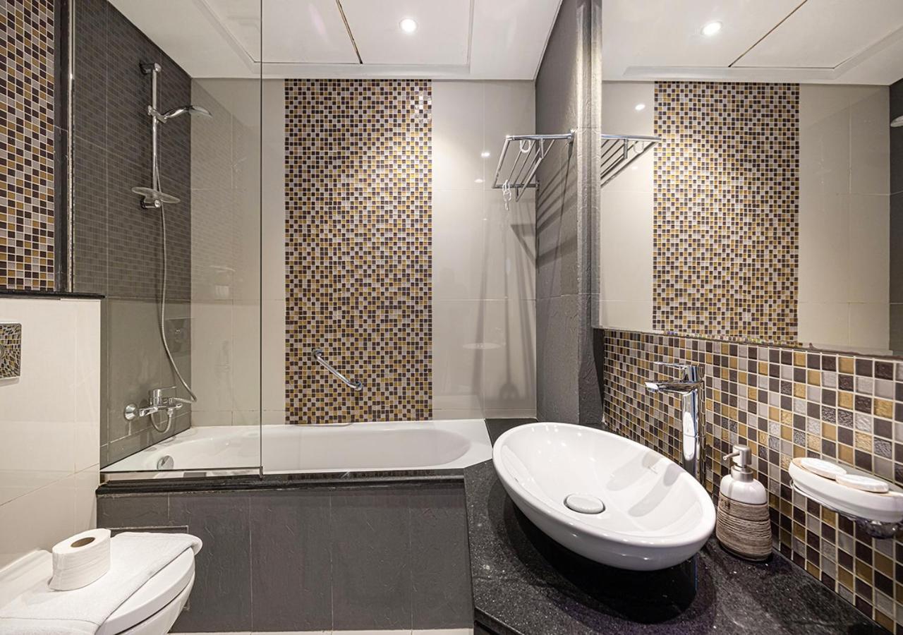 Burj Khalifa View! 2 Bedroom Luxe With 4 Minute Walk To Mall! Pool And Sauna Access! Appartement