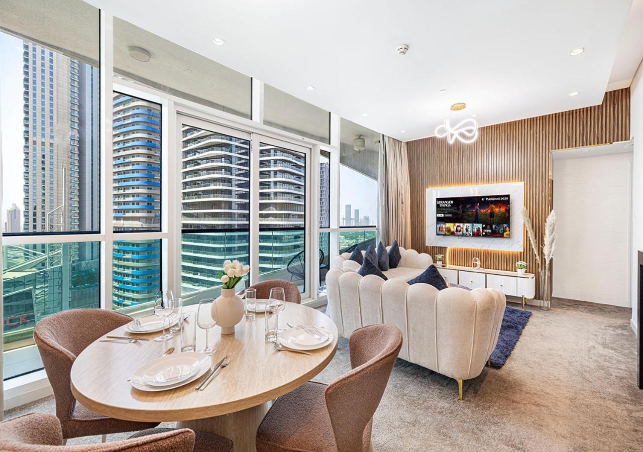 Burj Khalifa View! 2 Bedroom Luxe With 4 Minute Walk To Mall! Pool And Sauna Access! Appartement Dubai