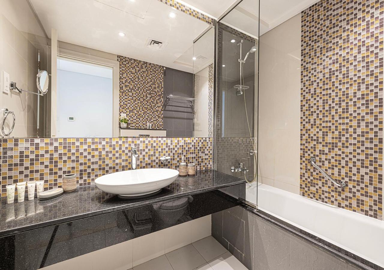 Appartement Burj Khalifa View! 2 Bedroom Luxe With 4 Minute Walk To Mall! Pool And Sauna Access! Dubai
